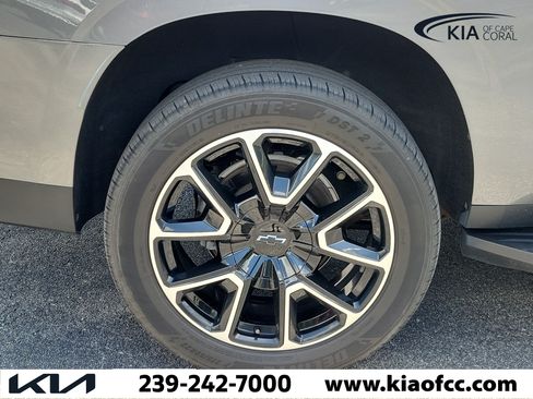 Used 2022 Chevrolet Suburban RST w/ Luxury Package AWD/4WD image 10
