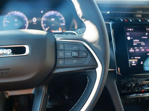 New 2025 Jeep Grand Cherokee Altitude image 18