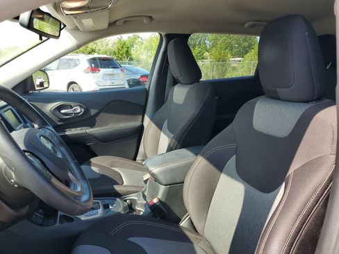 Used 2015 Jeep Cherokee Sport FWD image 5