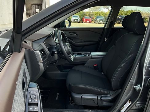 Used 2023 Nissan Rogue S image 10