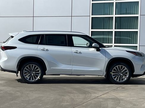 New 2025 Toyota Highlander XLE image 3
