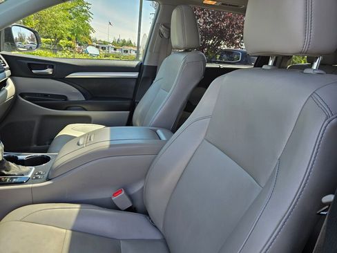 Used 2019 Toyota Highlander XLE AWD/4WD image 27