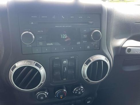Used 2017 Jeep Wrangler Unlimited Sahara w/ Connectivity Group AWD/4WD image 26