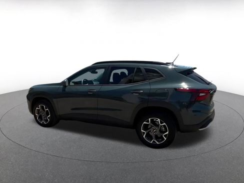 Used 2025 Chevrolet Trax LT FWD image 10