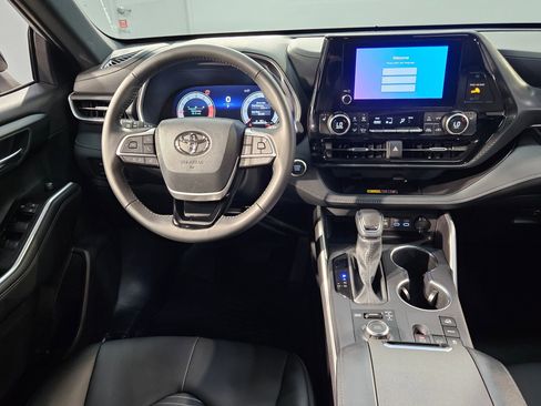 Certified 2025 Toyota Highlander XSE AWD/4WD image 9
