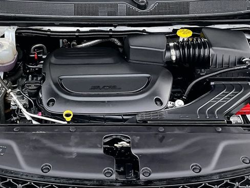 Used 2024 Chrysler Pacifica Touring-L image 9