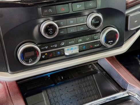 Used 2024 Ford Expedition Limited image 41