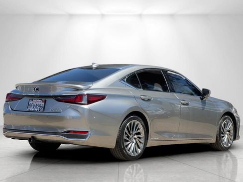 Used 2019 Lexus ES 300h w/ Accessory Package 2 image 4