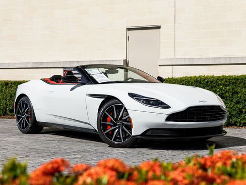 Used 2019 Aston Martin DB11 Volante image 64