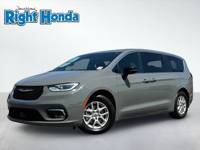 Used 2025 Chrysler Pacifica Select