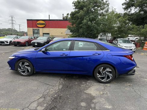 Used 2025 Hyundai Elantra Limited FWD image 9