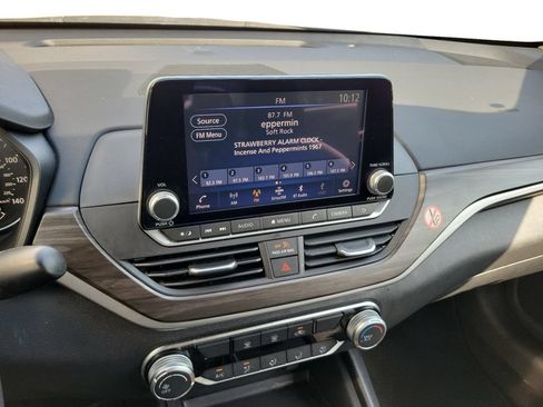 Used 2025 Nissan Altima 2.5 SV FWD image 14