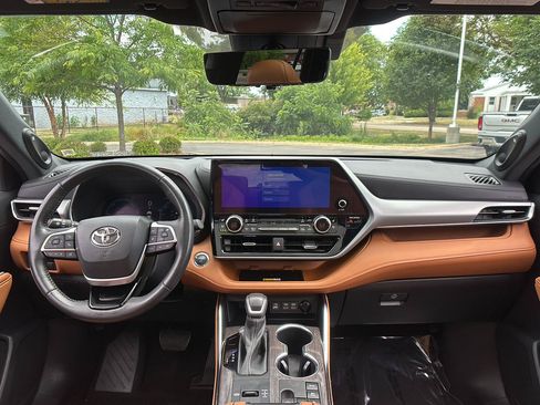 Used 2023 Toyota Highlander Platinum AWD/4WD image 23