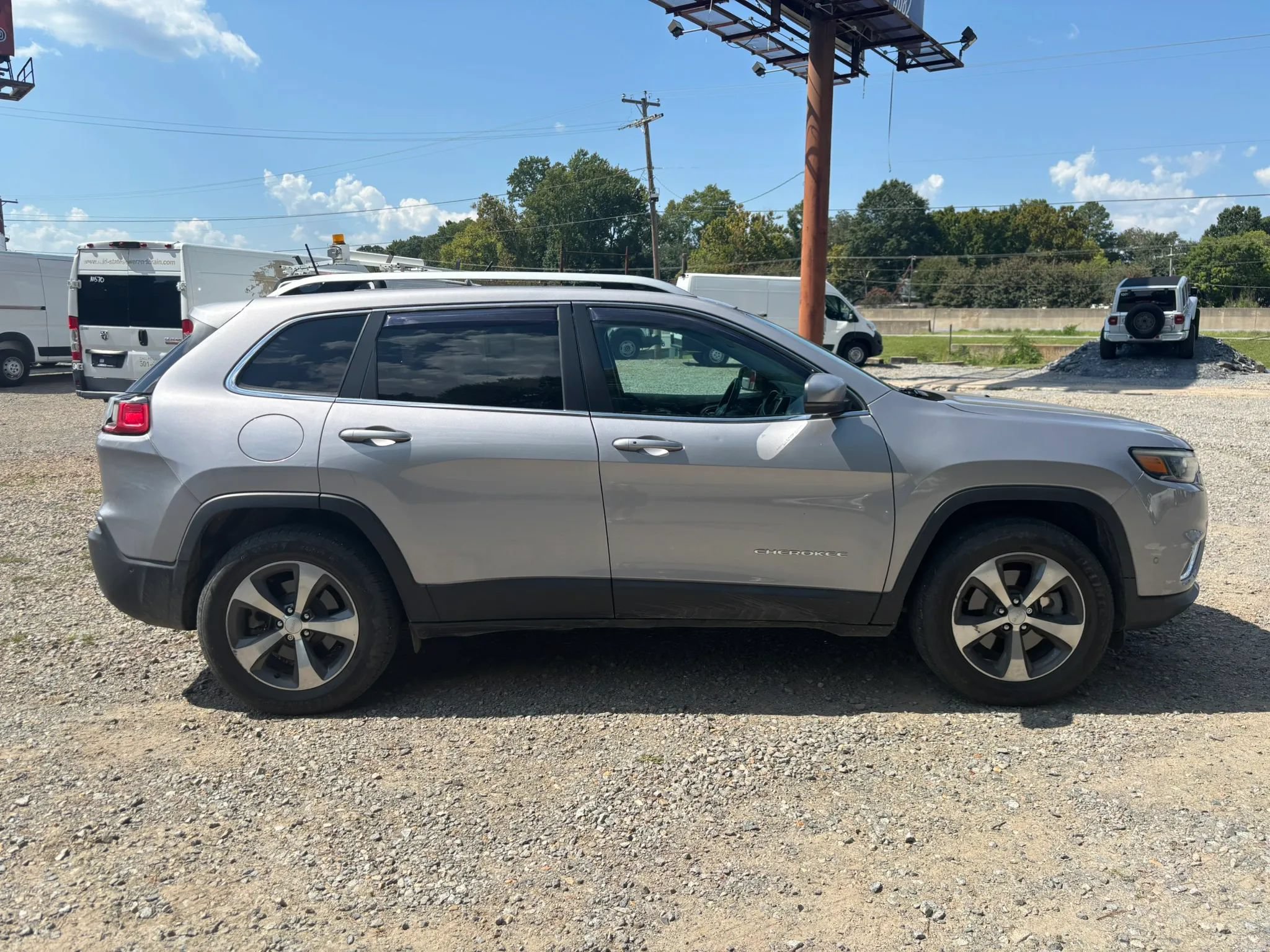 Used 2019 Jeep Cherokee Limited w/ Luxury Group AWD/4WD image 5