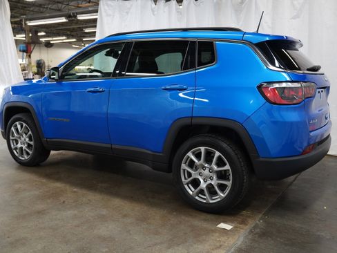 Used 2022 Jeep Compass Latitude w/ Sun and Sound Group AWD/4WD image 9