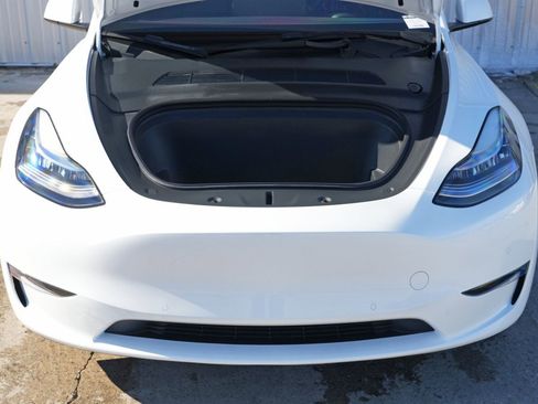 Used 2022 Tesla Model Y Long Range image 8