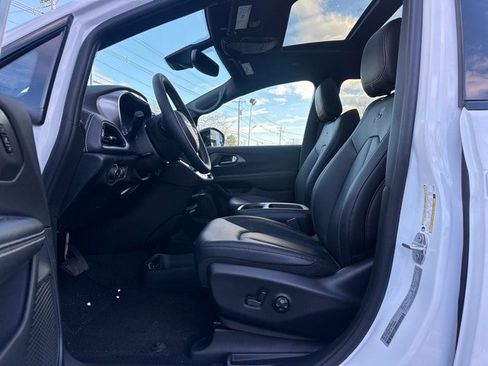 New 2026 Chrysler Pacifica Select w/ S Appearance Package image 11
