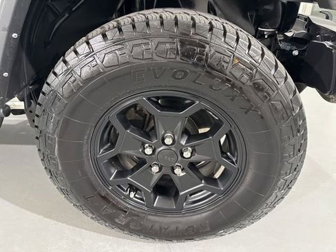 Used 2022 Jeep Gladiator Willys image 12