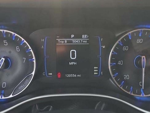 Used 2018 Chrysler Pacifica Touring-L image 10