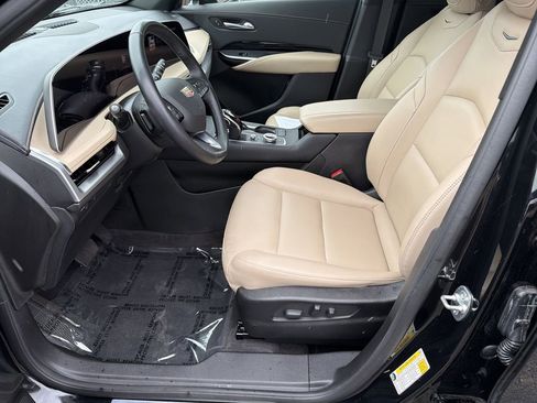 Used 2024 Cadillac XT4 Luxury w/ Cold Weather Package FWD image 11
