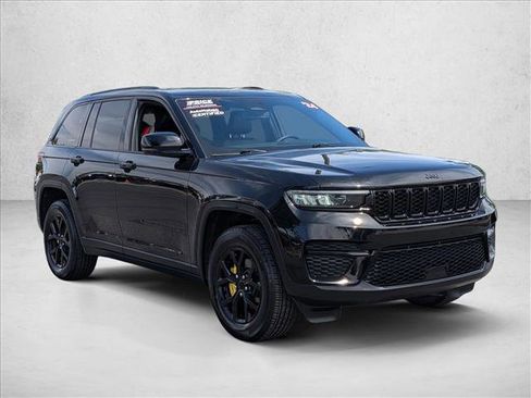 Used 2024 Jeep Grand Cherokee Altitude AWD/4WD image 3