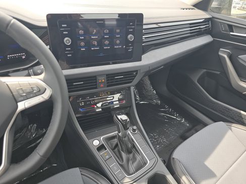New 2026 Volkswagen Jetta SE FWD image 21