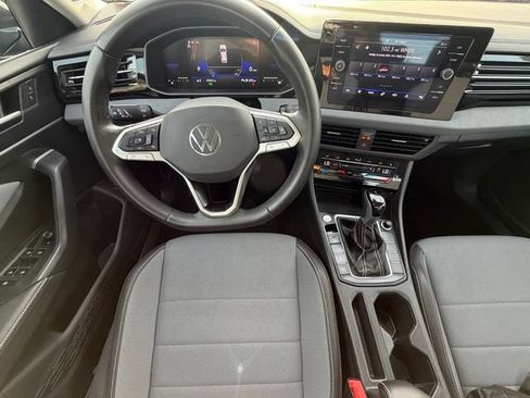 Used 2025 Volkswagen Jetta SE w/ Sunroof Package FWD image 14