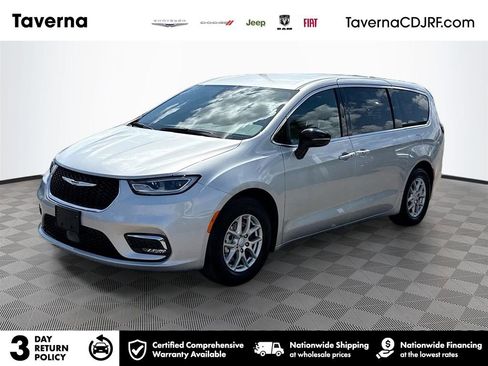 Used 2026 Chrysler Pacifica Select image 1