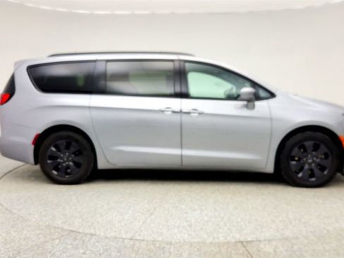 Used 2020 Chrysler Pacifica Touring-L w/ S Appearance Package image 4