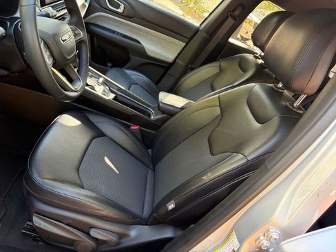 Used 2025 Jeep Compass Latitude image 32