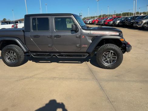 Used 2025 Jeep Gladiator Mojave w/ Convenience Group image 9