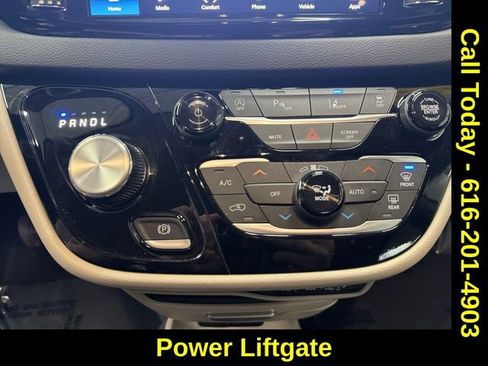 Used 2024 Chrysler Pacifica Touring-L image 3