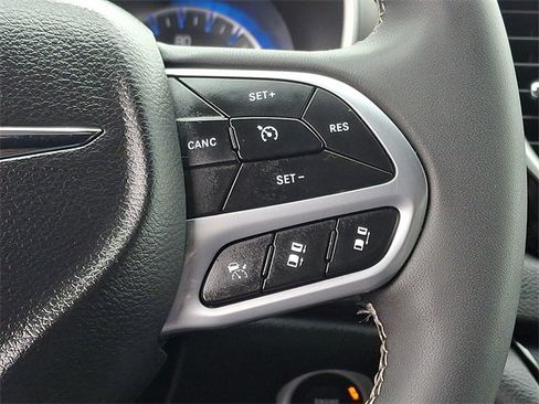 Used 2025 Chrysler Pacifica Select image 23