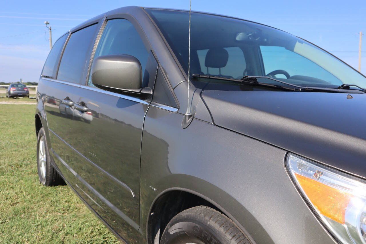 Used 2010 Volkswagen Routan SE FWD image 27