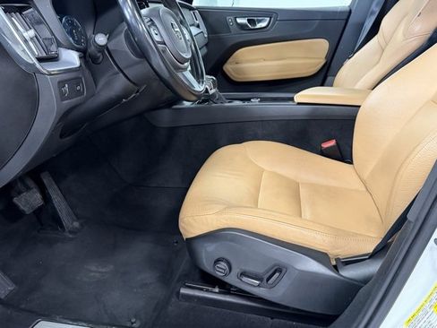Used 2020 Volvo XC60 T5 Momentum w/ Protection Package Premier image 10