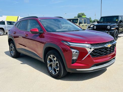 Used 2025 Chevrolet Trax LT FWD image 2