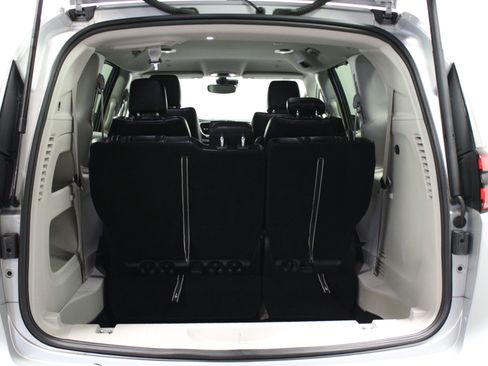 Used 2024 Chrysler Pacifica Touring-L FWD image 15