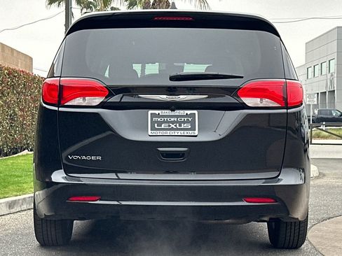 Used 2024 Chrysler Voyager LX image 5
