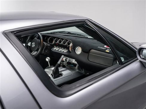 Used 2006 Ford GT RWD image 48