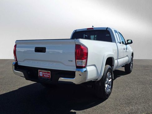 Used 2017 Toyota Tacoma SR5 RWD image 3