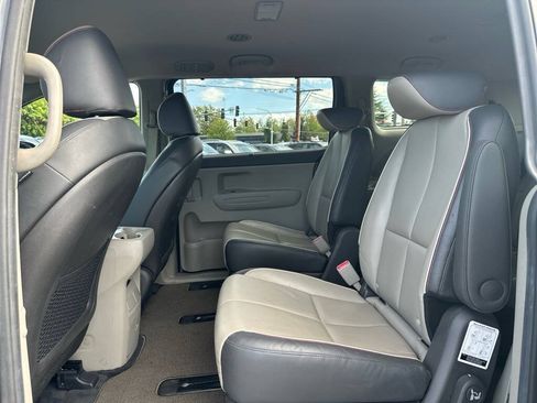 Used 2017 Kia Sedona LX w/ LX Essentials Premium Package FWD image 17