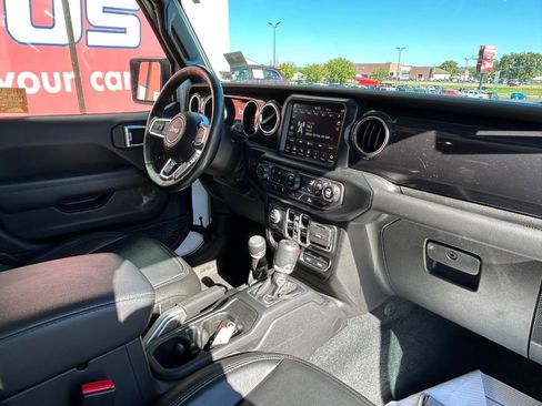 Used 2022 Jeep Wrangler Unlimited Sahara image 9