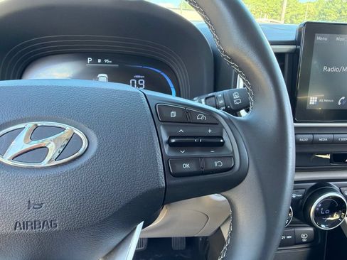 Used 2025 Hyundai Venue SEL FWD image 17