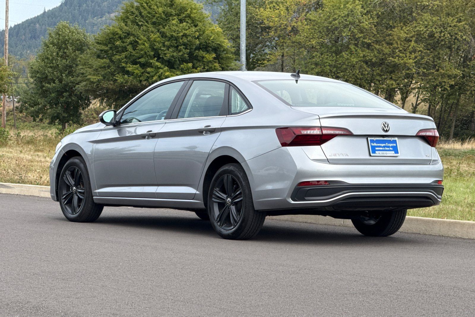Used 2024 Volkswagen Jetta SE w/ Panoramic Sunroof Package FWD image 5