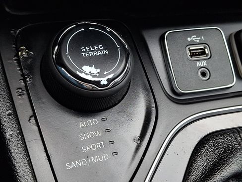 Used 2019 Jeep Cherokee Limited image 26