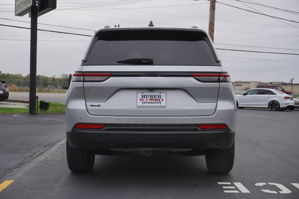 Used 2023 Jeep Grand Cherokee Altitude AWD/4WD image 6