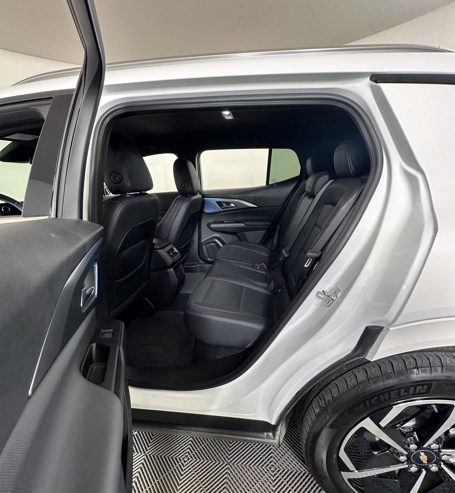 Certified 2024 Chevrolet Equinox EV LT w/ LPO, Blackout Package FWD image 9