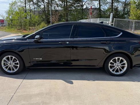 Used 2019 Ford Fusion SE image 2