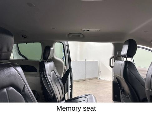 Used 2020 Chrysler Pacifica Touring-L FWD image 24