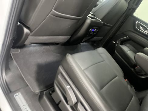 Used 2024 Chevrolet Suburban Z71 w/ Luxury Package image 17